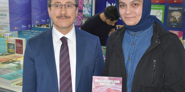 İnönü Üniversitesi Rektörü Prof. Dr. Ahmet Kızılay öğrencilere kitap hediye etti