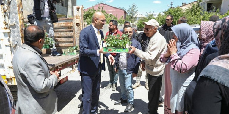 İpekyolu Belediyesi vatandaşlara 100 bin fide dağıtacak1