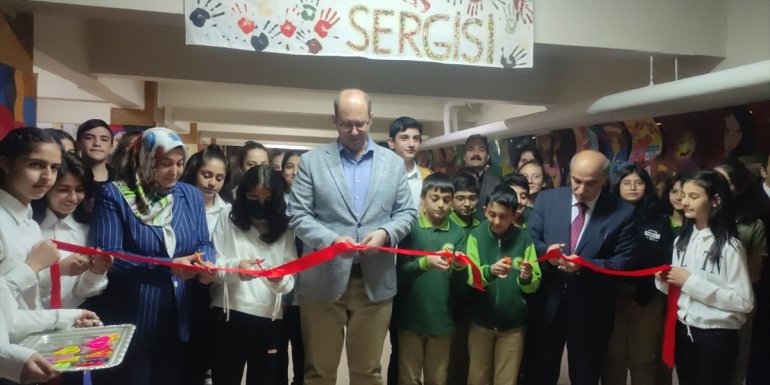 Kağızman'daki Kazım Karabekir Ortaokulu'nda resim sergisi açıldı