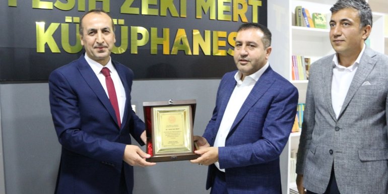 Kanada'da iş insanından Karlıova'ya kütüphane