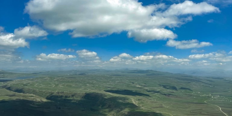 Kars'ın yeşeren arazileri ve Çıldır Gölü helikopterden görüntülendi