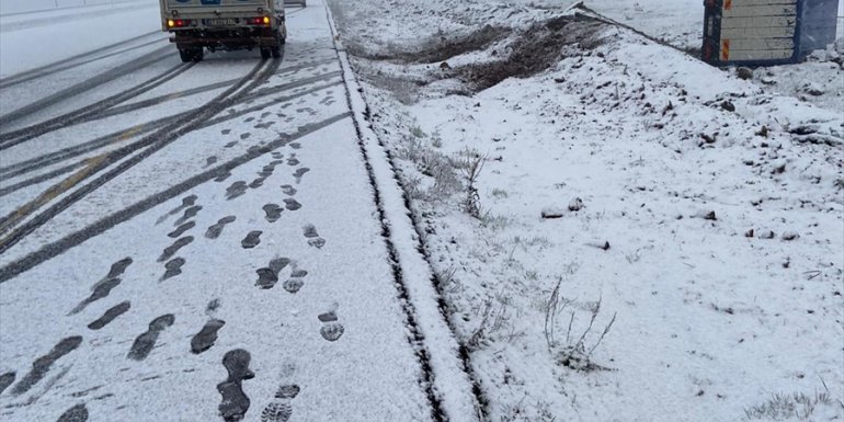 Kars'ın yüksek kesimlerine kar yağdı