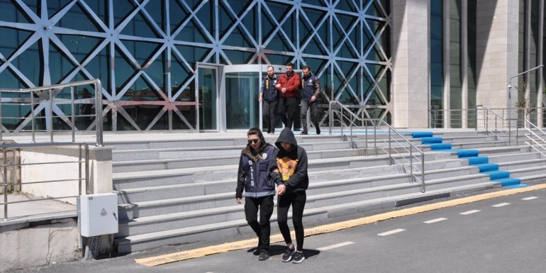 Kars merkezli 4 ildeki dolandırıcılık operasyonunda yakalanan 15 zanlı adliyeye çıkarıldı