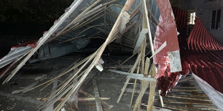 KARS - Şiddetli rüzgar 5 katlı binanın çatısını uçurdu1