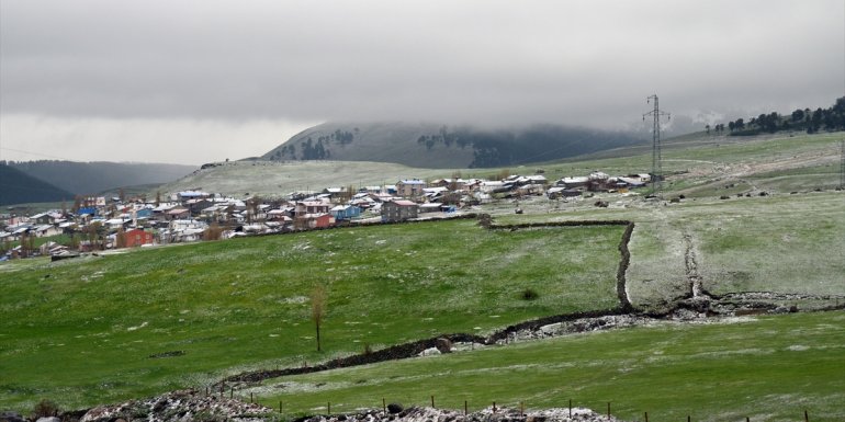 Kars'ta dolu yağışı etrafı beyaza bürüdü
