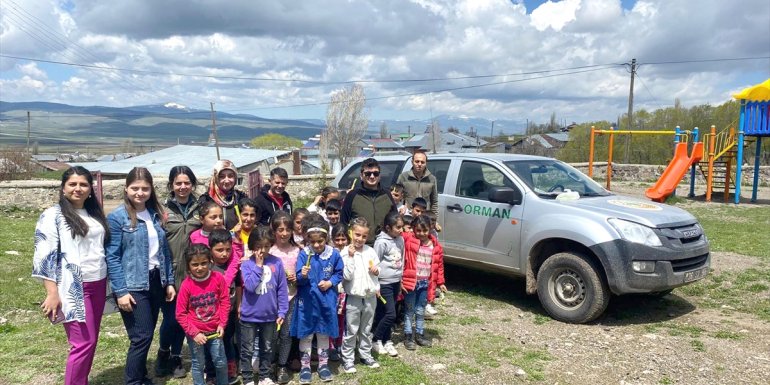 Kars'ta öğrencilere fidan dikimiyle çevre bilinci aşılanıyor