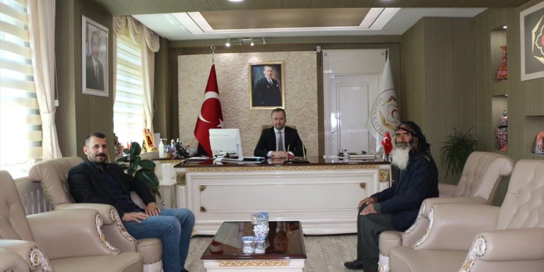 Kaymakam Yelek, yöresel kıyafetleriyle ilgi gören vatandaşı kabul etti