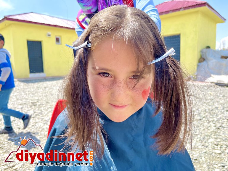 Kızılay Kadın Kolları üyeleri bayram öncesi çocukların yüzünü güldürdü1