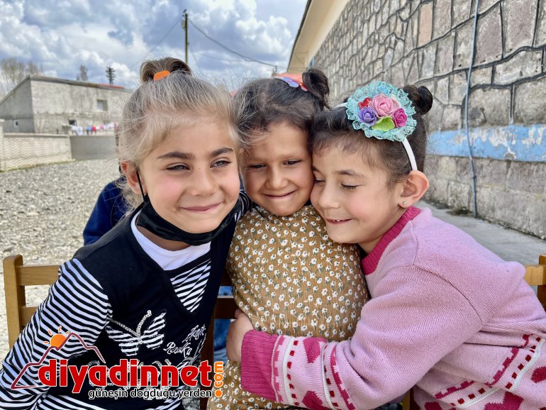 Kızılay Kadın Kolları üyeleri bayram öncesi çocukların yüzünü güldürdü2