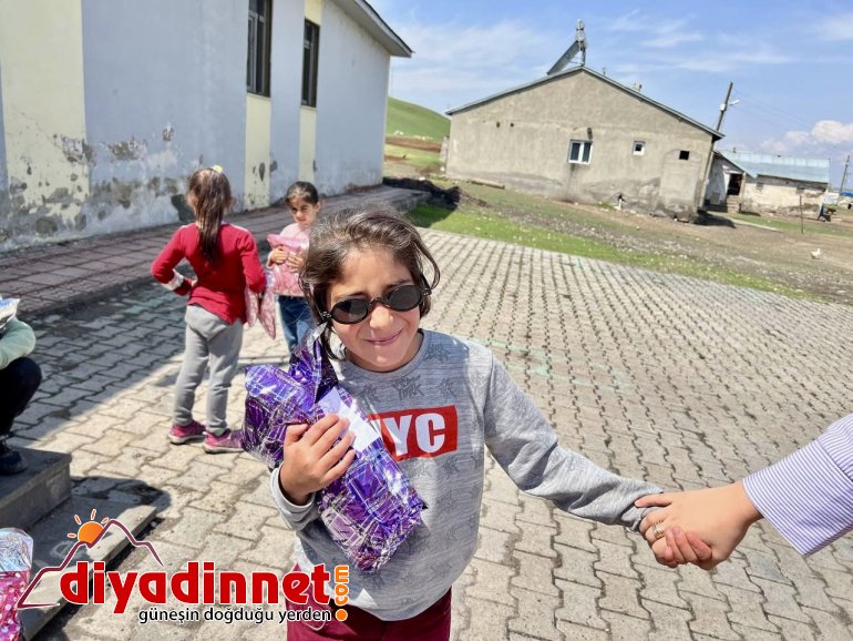 Kızılay Kadın Kolları üyeleri bayram öncesi çocukların yüzünü güldürdü11