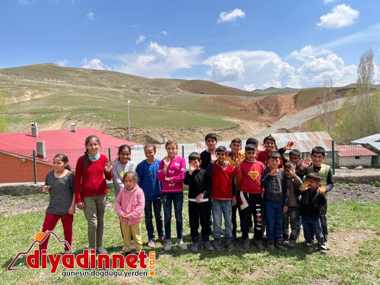 Kızılay Kadın Kolları üyeleri bayram öncesi çocukların yüzünü güldürdü12