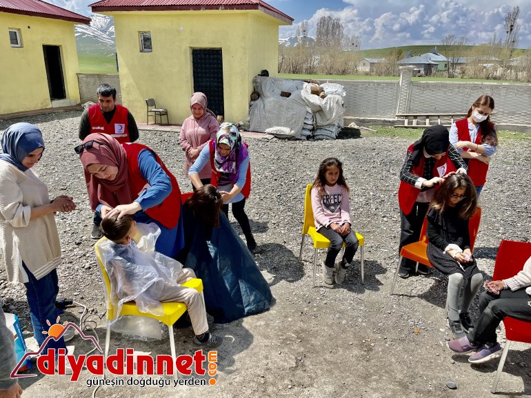 Kızılay Kadın Kolları üyeleri bayram öncesi çocukların yüzünü güldürdü3