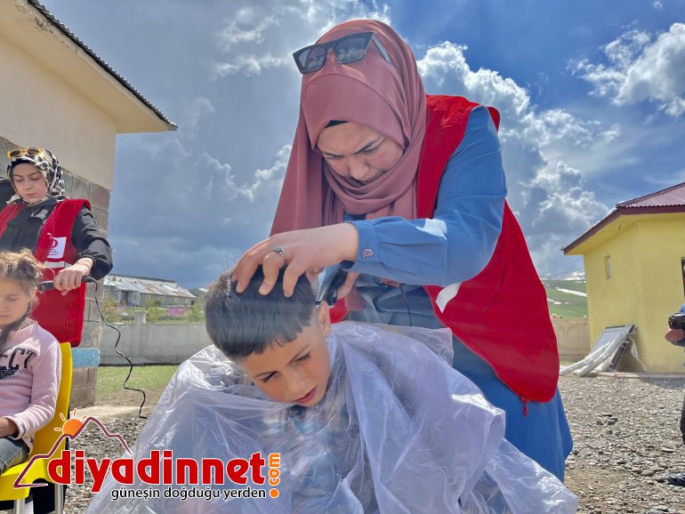 Kızılay Kadın Kolları üyeleri bayram öncesi çocukların yüzünü güldürdü4