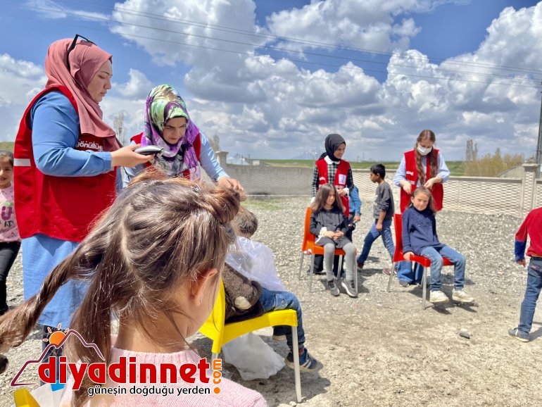 Kızılay Kadın Kolları üyeleri bayram öncesi çocukların yüzünü güldürdü5