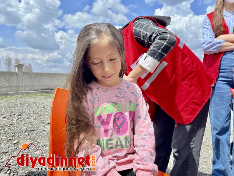 Kızılay Kadın Kolları üyeleri bayram öncesi çocukların yüzünü güldürdü6