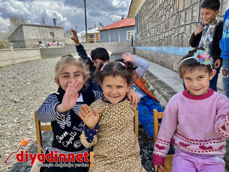 Kızılay Kadın Kolları üyeleri bayram öncesi çocukların yüzünü güldürdü7