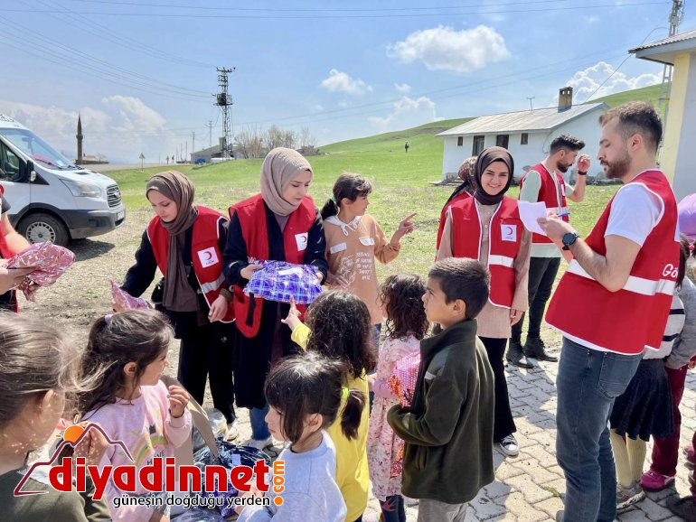 Kızılay Kadın Kolları üyeleri bayram öncesi çocukların yüzünü güldürdü8