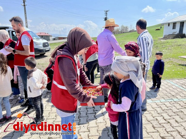 Kızılay Kadın Kolları üyeleri bayram öncesi çocukların yüzünü güldürdü9