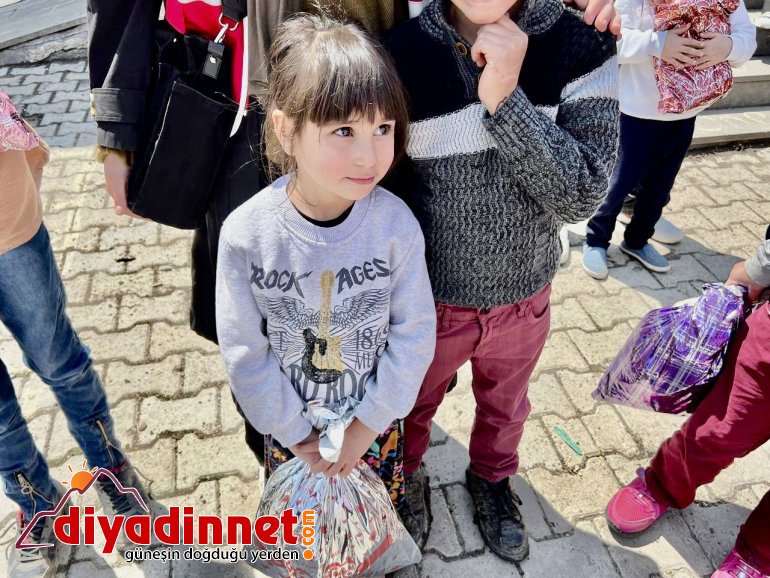Kızılay Kadın Kolları üyeleri bayram öncesi çocukların yüzünü güldürdü10