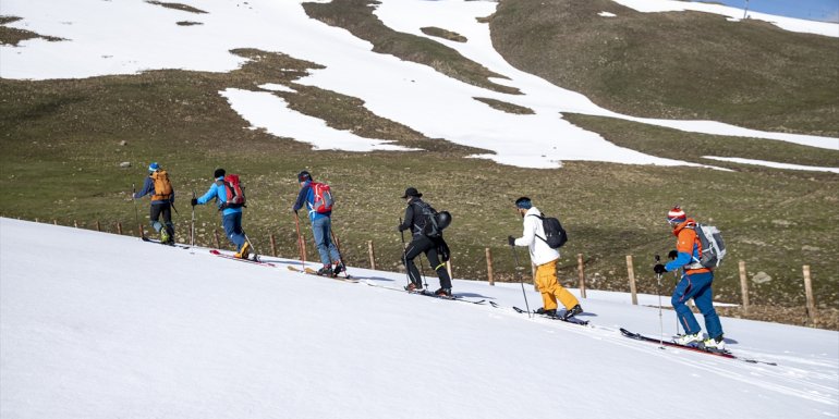 Maceraseverlerin Erzurum'un karlı zirvelerinde 'dağ kayağı' keyfi