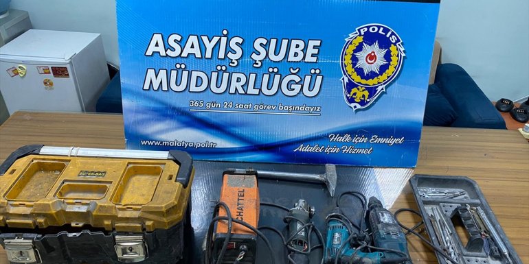 Malatya'da 6 otomobilden akü çalan 2 zanlı tutuklandı