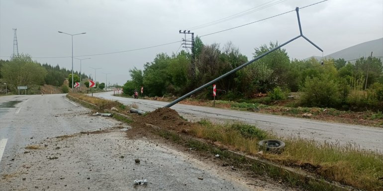Malatya'da aydınlatma direğine çarpan araçtaki 2 kişi yaralandı