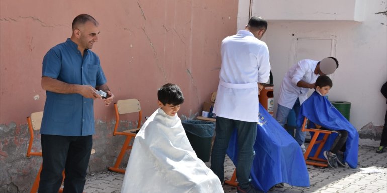 Malatya'da berberlik kursuna katılan hükümlüler yaşlıları ve öğrencileri tıraş etti