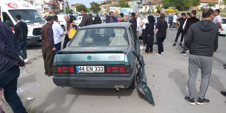 Malatya'da iki otomobilin çarpışması sonucu 4 kişi yaralandı
