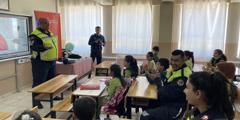 Malatya'da jandarma ekipleri, ilkokul öğrencilerine trafik eğitimi verdi