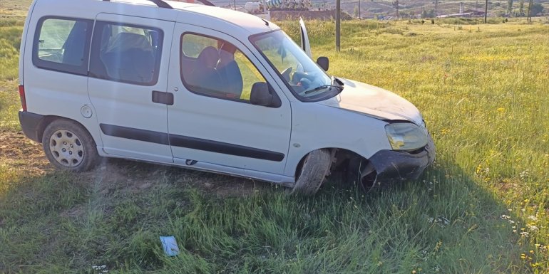 Malatya'da yoldan çıkan hafif ticari araçtaki 3 kişi yaralandı