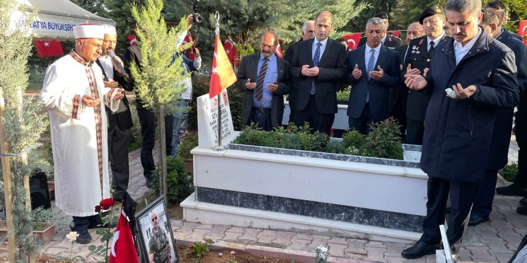 MALATYA - Ramazan Bayramı dolayısıyla şehit kabirleri ziyaret edildi1