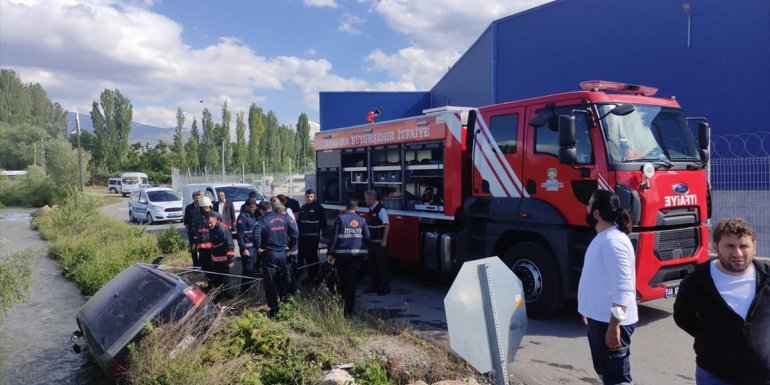 Malatya'da sulama kanalına devrilen otomobilin sürücüsü yaralandı