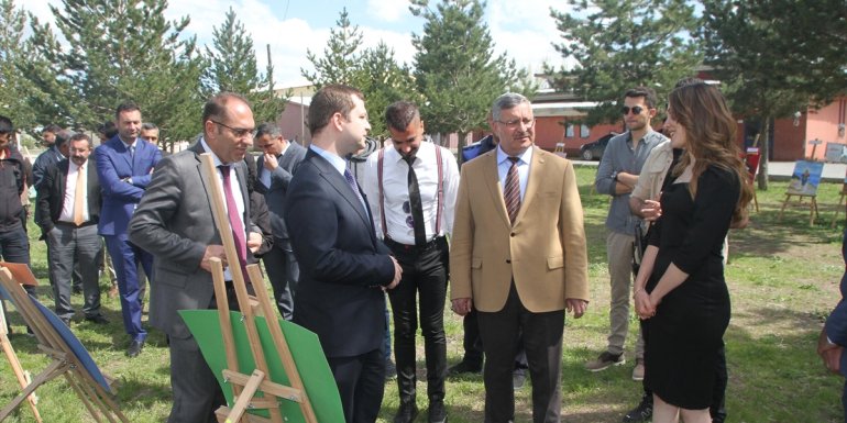 Malazgirt'te öğretmen ve öğrenciler resim sergisi açtı