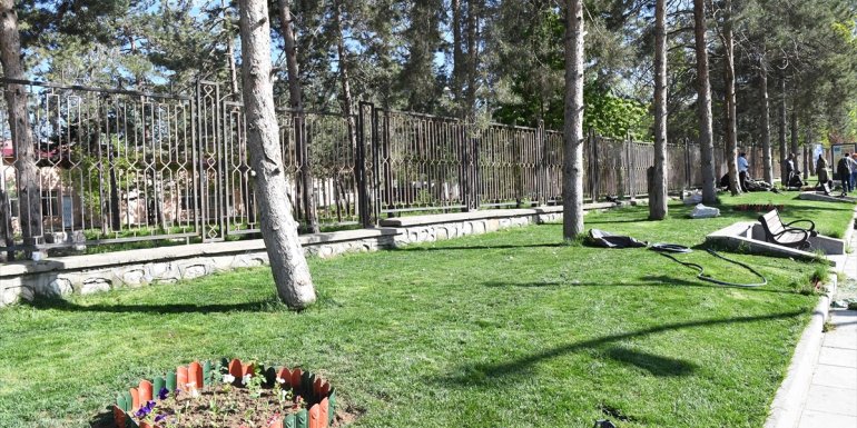 Muş Belediyesi çiçeklerle şehri süslüyor