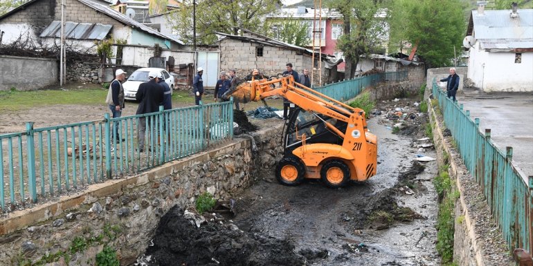 Muş Belediyesi, Soğurman Deresi'nde temizlik çalışmasına başladı
