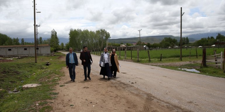 Köylerdeki kadınları "şiddet ve erken evlilik" konusunda bilgilendiriyorlar