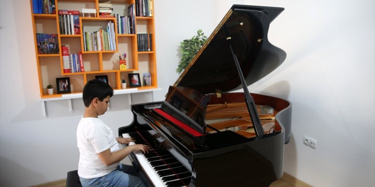 "Kusursuz kulak" Bager, Cumhurbaşkanı Erdoğan'ın gönderdiği piyanoyla beste yapıyor