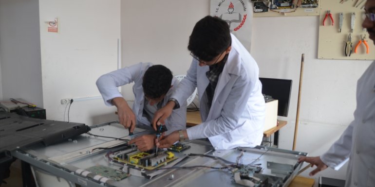 Muş'ta meslek lisesi öğrencileri arızalanan akıllı tahtaları onarıyor