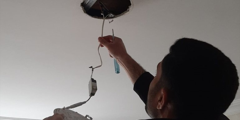 Muş'ta öğretmen ve öğrenciler ihtiyaç sahibi ailelerin evlerini onarıyor