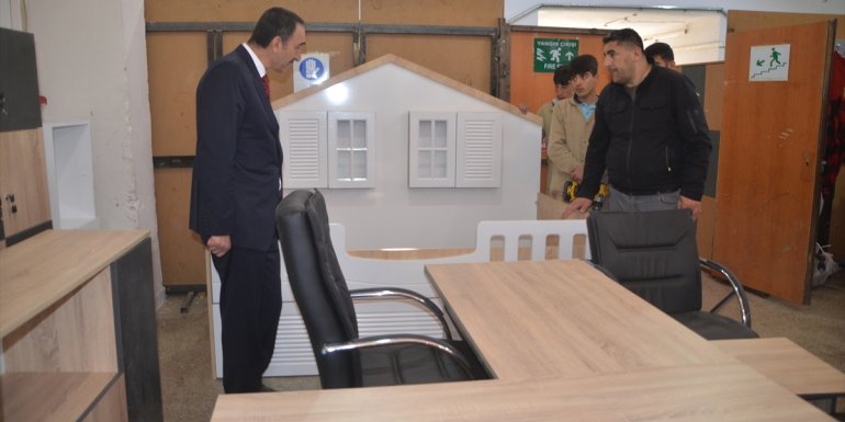Muş'ta okulların masa ve sıralarını öğrenciler üretiyor