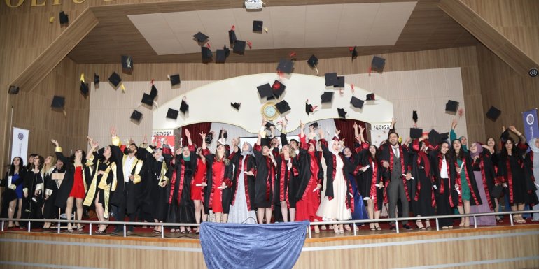 Oltu Beşeri ve Sosyal Bilimler Fakültesi'nde mezuniyet heyecanı