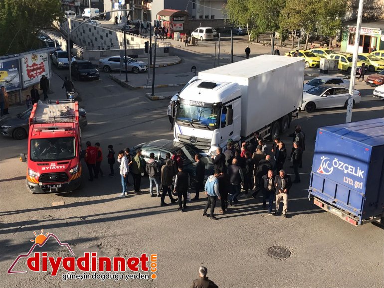 Şerit takip kuralını ihlal eden sürücü kamyona çarptı1