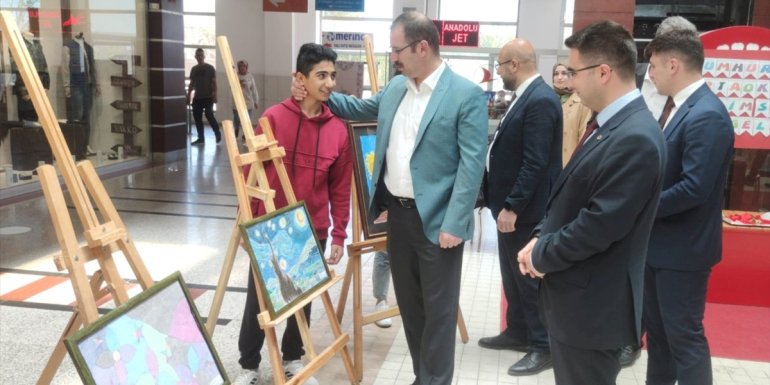 Tatvan'da öğrenciler resim sergisi açtı