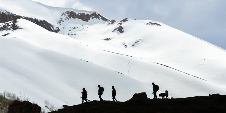 Tunceli'nin yaylalarında ilkbahar ve kış manzaraları bir arada