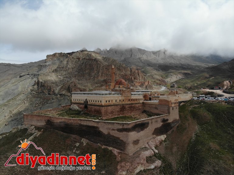 Turist yoğunluğu yaşanan İshak Paşa Sarayı saat 19.00'a kadar açık kalacak