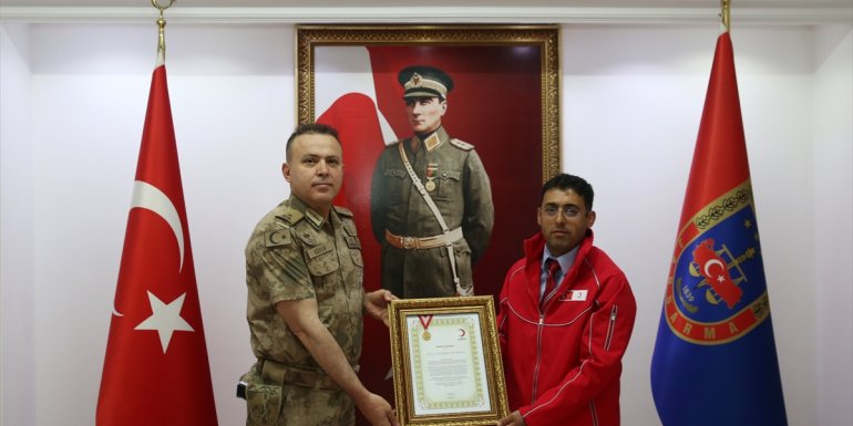 Türk Kızılaydan Bitlis Jandarma Komutanlığına madalya