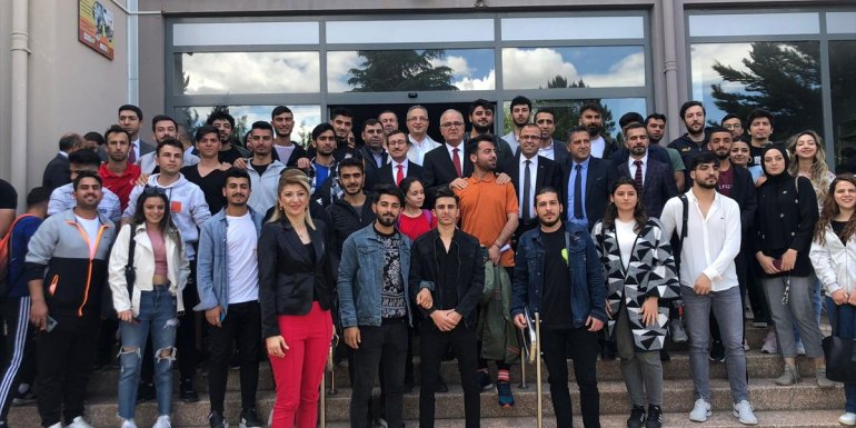 TVF Başkanı Üstündağ, Malatya'da öğrencilerle buluştu