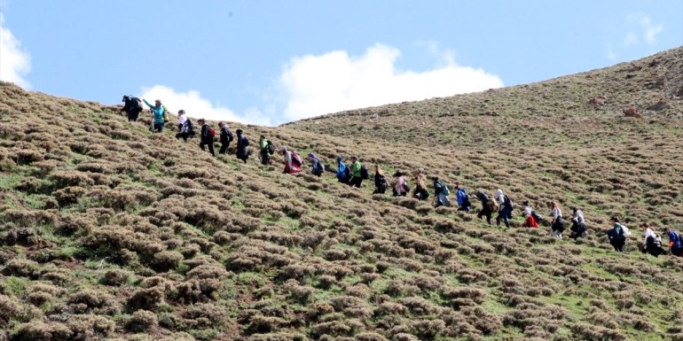 Üniversite öğrencileri 3200 rakımda Türk bayrağı açarak 19 Mayıs'ı kutladı
