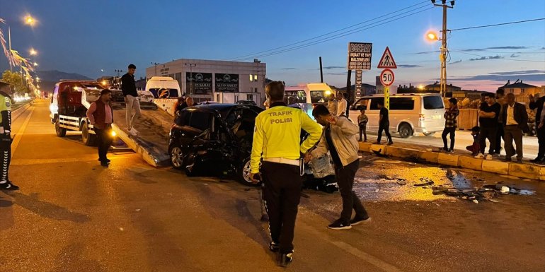VAN - Bariyere çarpan otomobilin sürücüsü yaralandı1