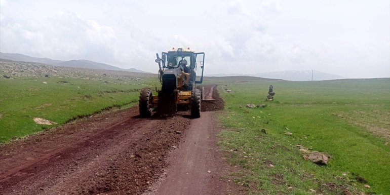 Van Büyükşehir Belediyesi kış şartlarından etkilenen yolları onarıyor
